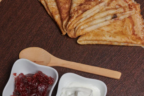 krep, reçelli yoğurt ve beyaz çiçek.