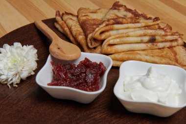 krep, reçelli yoğurt ve beyaz çiçek.