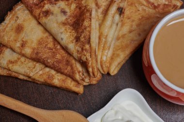 fotoğraf krepleri yoğurt bir fincan kahve tahtada