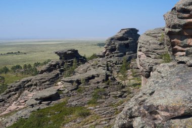 Tarlaların ve ormanların arka planına karşı bir dağ sırasının tepesi