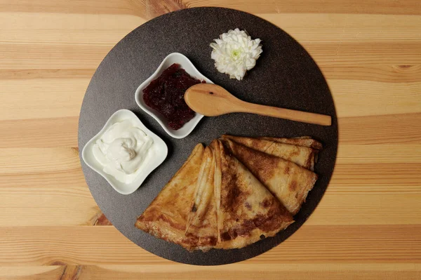 krep, reçelli yoğurt ve beyaz çiçek.