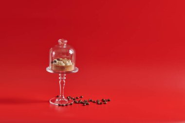 Kahve çekirdekleri ve kek cam şişede.