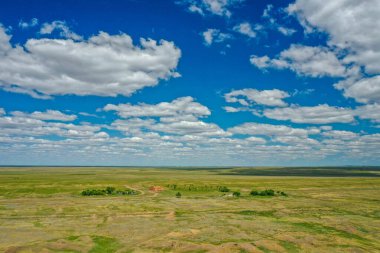 Bozkır ve gökyüzü bulutlarla kaplı.