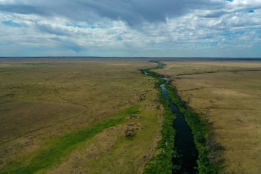 Bozkırda nehir yatağı ve mavi gökyüzü