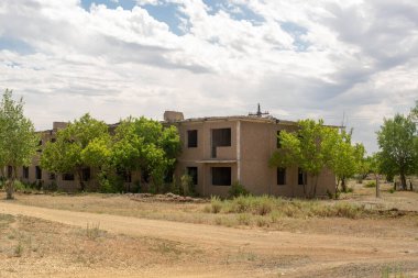 Eski şehir ve ağaçlarla terk edilmiş ev