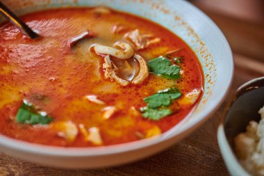 Beyaz tabakta deniz ürünleri ve mantarlı çorba.