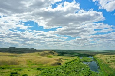 Yeşiller yemyeşil ve gökyüzü kapalı
