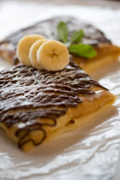 Pannenkoeken gevuld met bananen en chocolade als ontbijt — Stockfoto