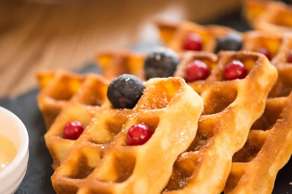 Kahvaltıda böğürtlenli vanilyalı waffle.