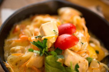 Kızartma tavasında sebzeli et kafe.