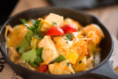 Tavada kızarmış tavuk filetosu, sebze ve domatesli.