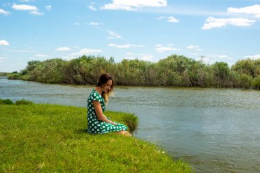 Sahilde yeşil çimlerin üzerinde
