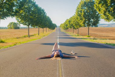 Yazın yolda bir kız var.