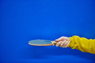 Mavi arkaplan haraçlarıyla.