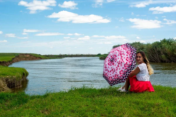 Дівчина в червоній спідниці біля річки — стокове фото