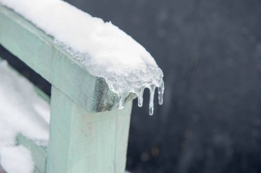 İlkbaharda merdivenlerde buz sarkıtı