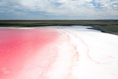 Bozkırda ve gökyüzünde pembe tuz gölü