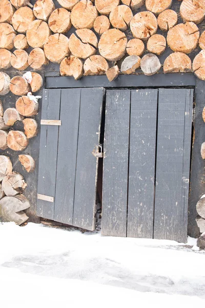 Puerta de madera en la pared de troncos — Foto de Stock