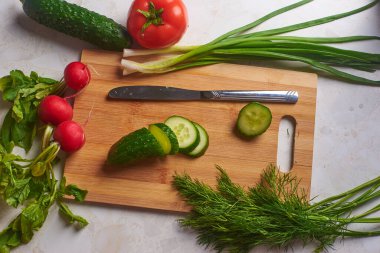 Salatalık dilimlenmiş salatalık ve sebzeler.