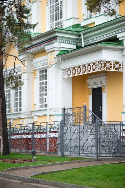 Kerk in Almaty park op een regenachtige dag — Stockfoto