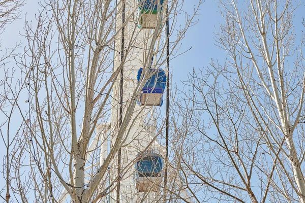 В городском парке есть колесо обозрения — стоковое фото