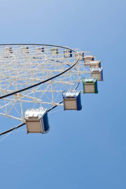 Parktaki dönme dolaba çok renkli kulübeler.