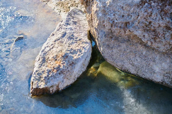 Uma pedra enorme na água do lago é — Fotografia de Stock