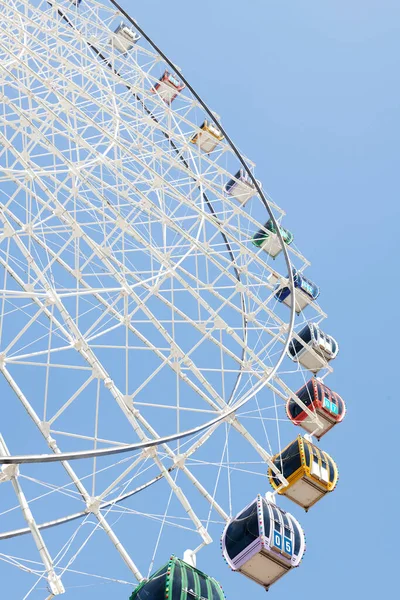 Una bella ruota panoramica rotola un sacco di gente — Foto Stock