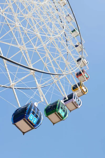 Roda gigante multicolorida agrada moradores de uma grande cidade — Fotografia de Stock
