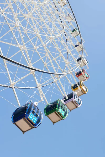 Roue ferris multicolore plaît aux résidents d'une grande ville — Photo