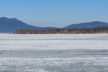 Borovoe 'da dağları olan büyük, güzel bir göl.