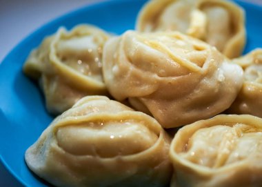 Nefis Manti mavi bir tabakta yatıyor.