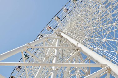 Büyük dönme dolap büyük şehrin sakinlerini memnun eder.