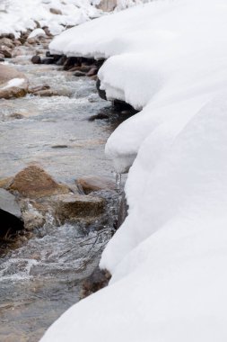 Soğuk dağ nehri kışın çok güzeldir.