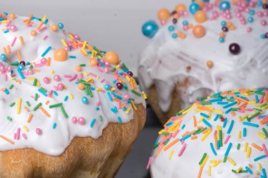 Beyaz kremalı ve süslemeli birkaç Paskalya pastası.