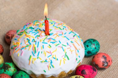 Paskalya pastası, kremalı, serpiştirmeli ve mumlu.