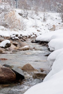 Dağlarda dağ nehri kışın çok güzeldir.