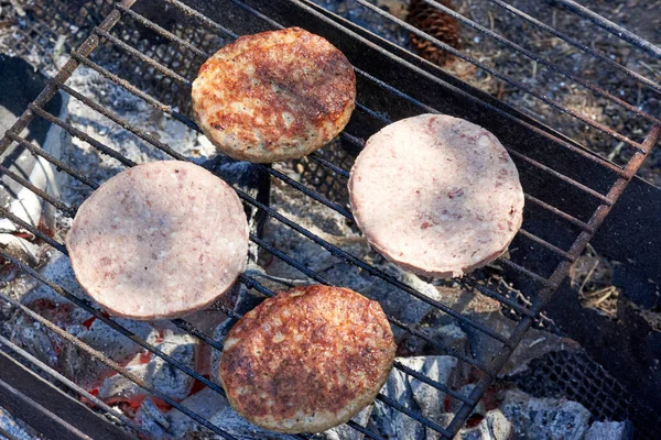 Quatre boulettes de viande frites sur un support métallique — Photo