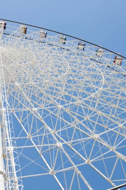 Muhteşem bir dönme dolap bir sürü insanı yuvarlıyor.