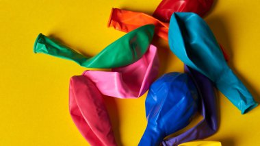 çok sarı bir zemin üzerine serpilmiş muhteşem balonlar