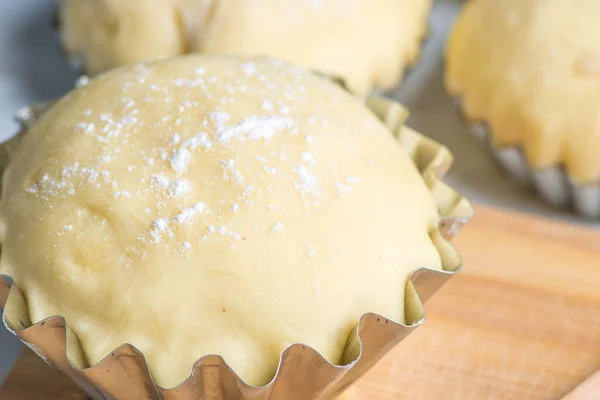 Hefeteig ist fertig zum Backen im Ofen — Stockfoto