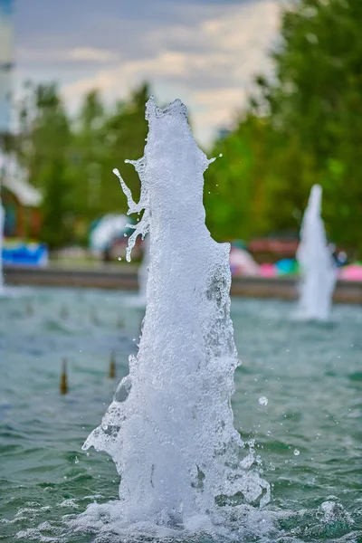 Vatten rinner tydligt på fantan i parken — Stockfoto