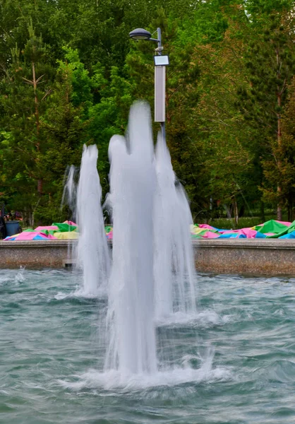 분수에 있는 공원에서는 물 이 부드럽게 흐른다 — 스톡 사진