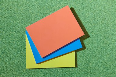 Yeşil arkaplanda kırmızı-sarı-mavi dikdörtgen desenli fayanslar