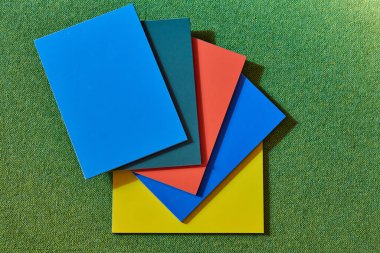 Yeşil arkaplan üzerinde dikdörtgen renkli kiremitler