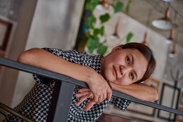 Asiática chica en la barandilla en un café — Foto de Stock
