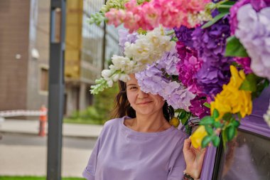 Neşeli bir yaz kızıyla parlak çiçekler