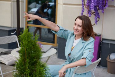 Kafedeki bir masada komik bir kız