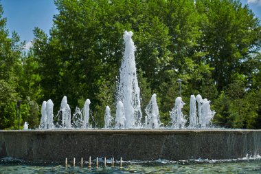 Parktaki şehirde bir çeşme