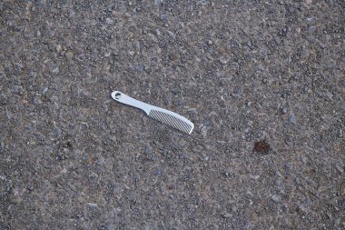 Tarak yerde yatıyor.